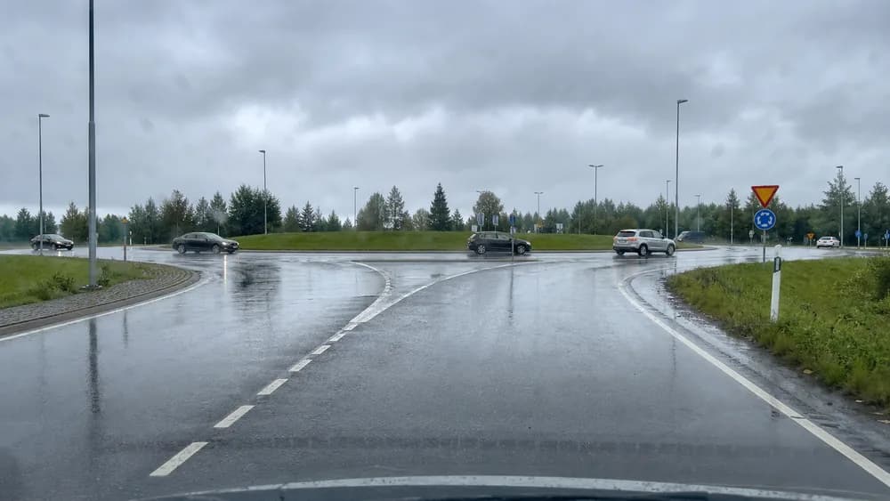 Cirkulationsplats med bilar och väjningsplikt.